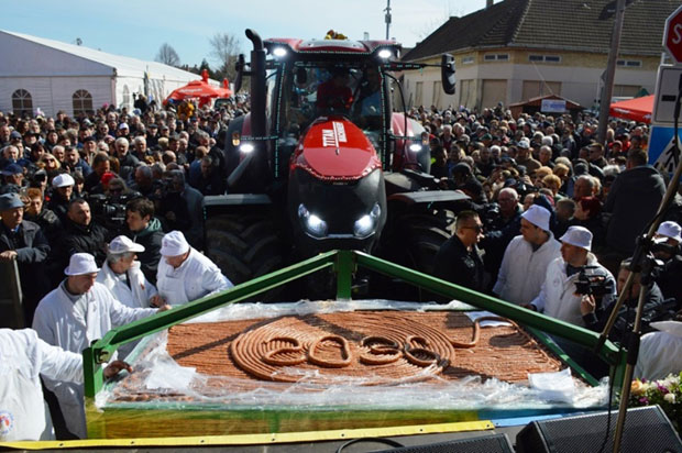 Нови рекорд мајстора из Турије: Кобасица од 2,36 километaра